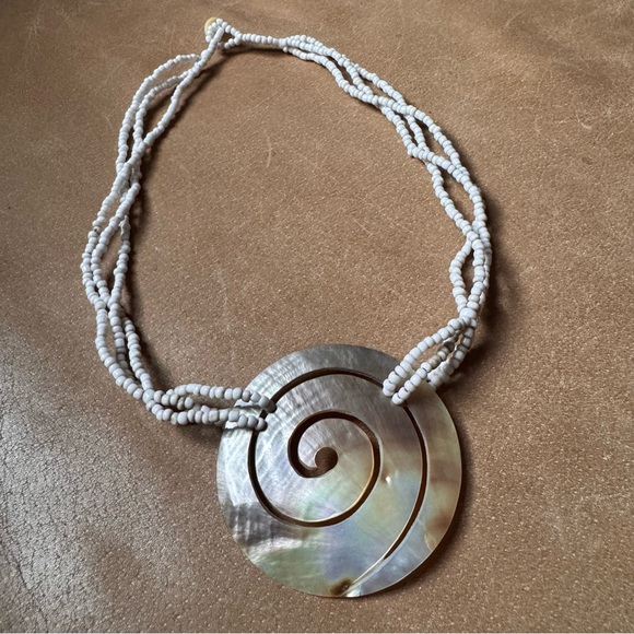 Vintage Jewelry - Vintage Iridescent Spiral Shell Pendant Necklace mother of pearl abalone beaded